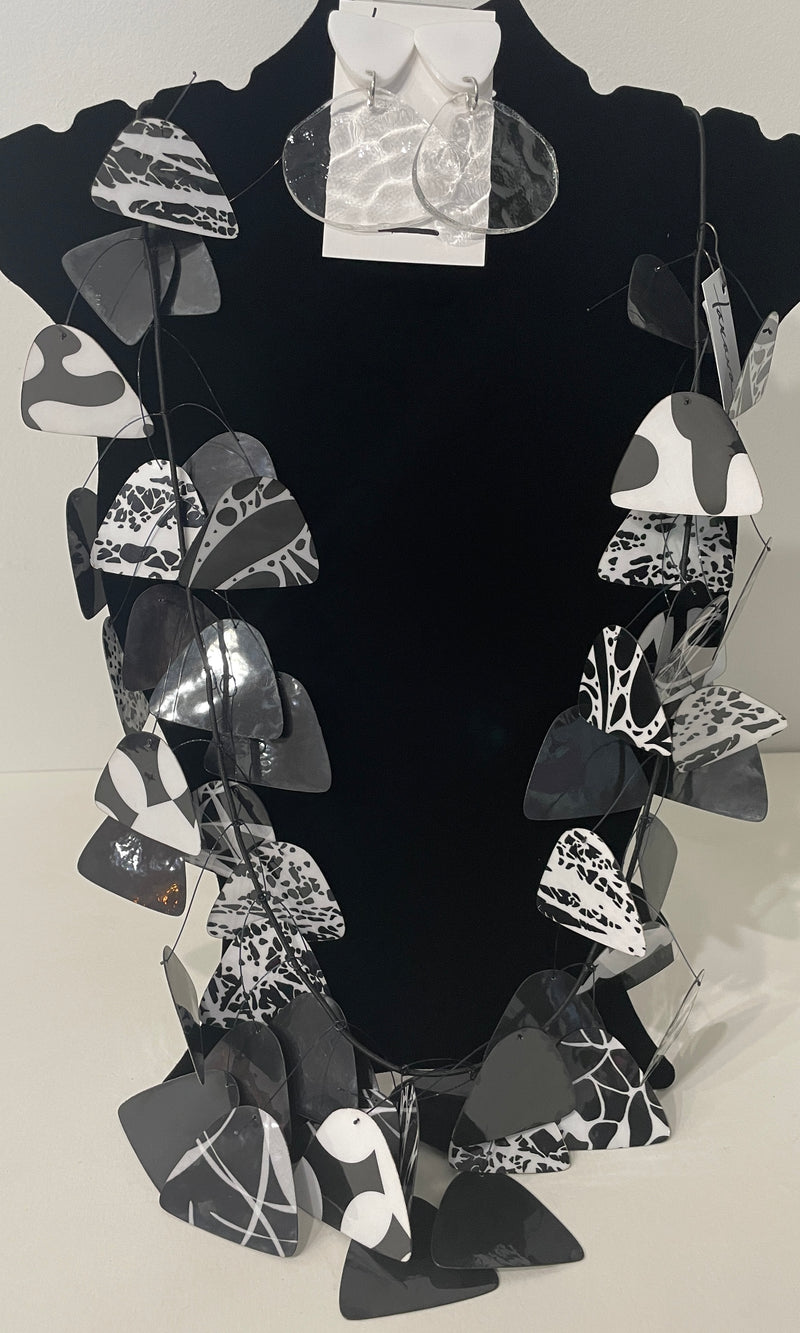 Kinetic Necklace (Black and White) SET by Takara